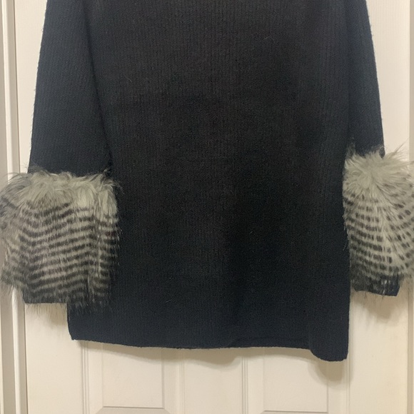 PRICE DROP JUST IN TIME FOR WINTER Beautiful tunic sweater with faux fur cuffs - Picture 4 of 8